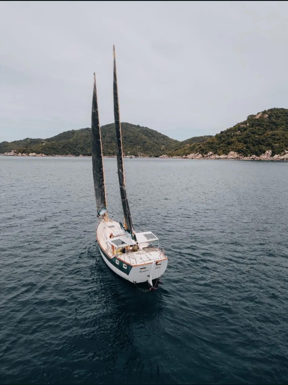 SV Freedom Fargo under sail off Koh Tao during a four-hour daytime snorkeling cruise